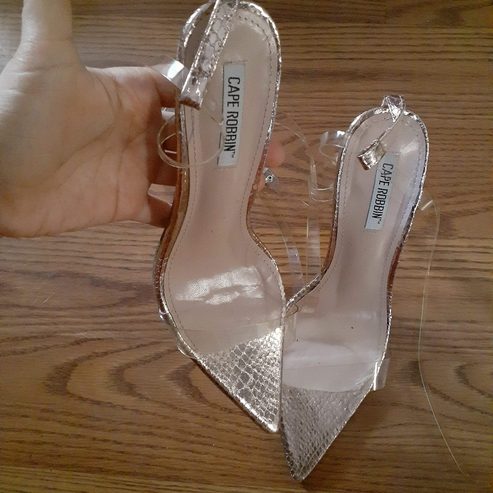 Cape Robbin/open toe,Gold and clear heels shoes.9M